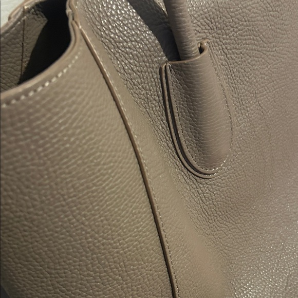 Chic Taupe Leather Tote Bag EUC ❤️❤️❤️ - Picture 2 of 12
